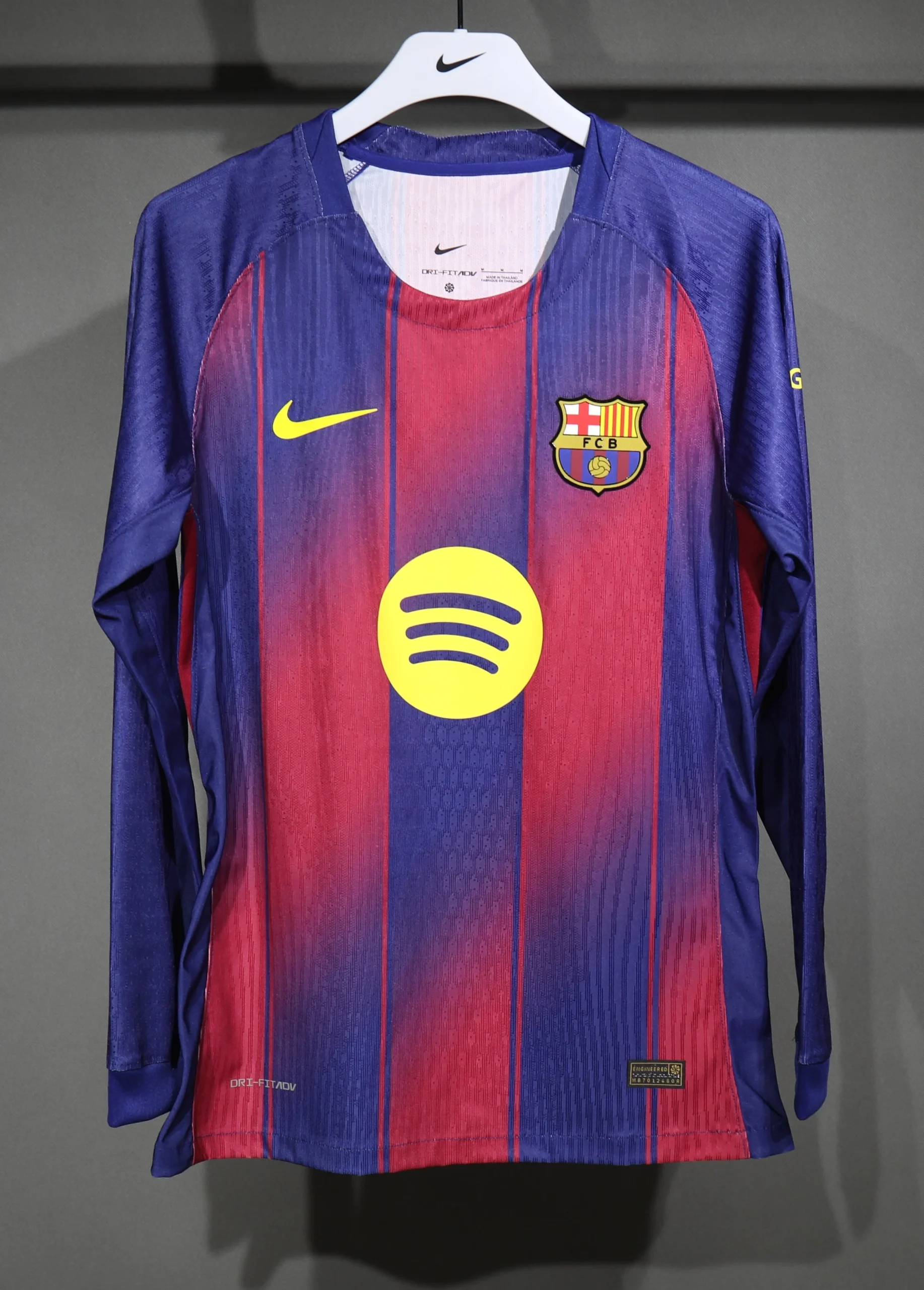 Image of Barcelona 25-26 home player full sleeves