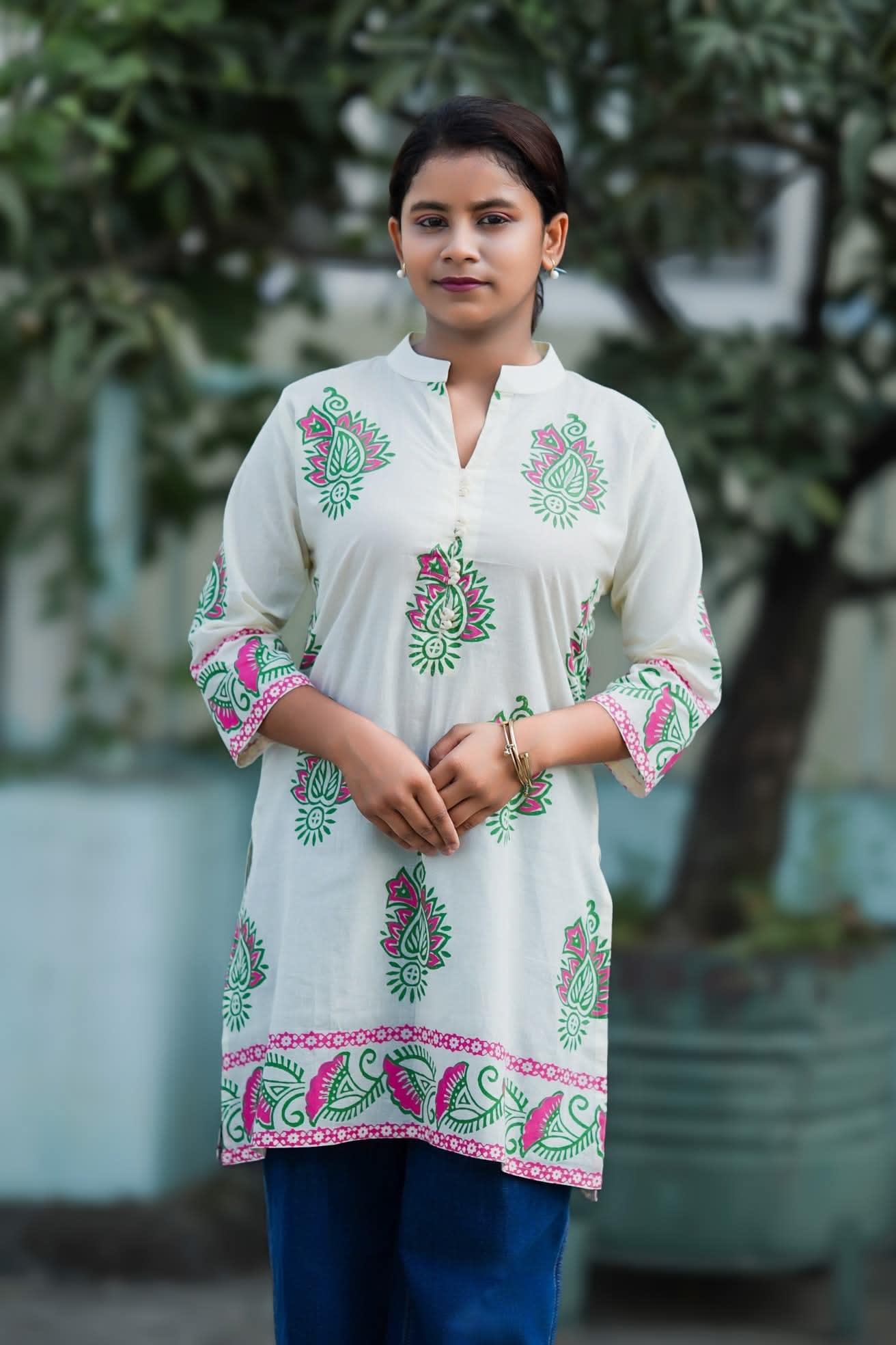 Image of Effortless style every day Modern short kurti look